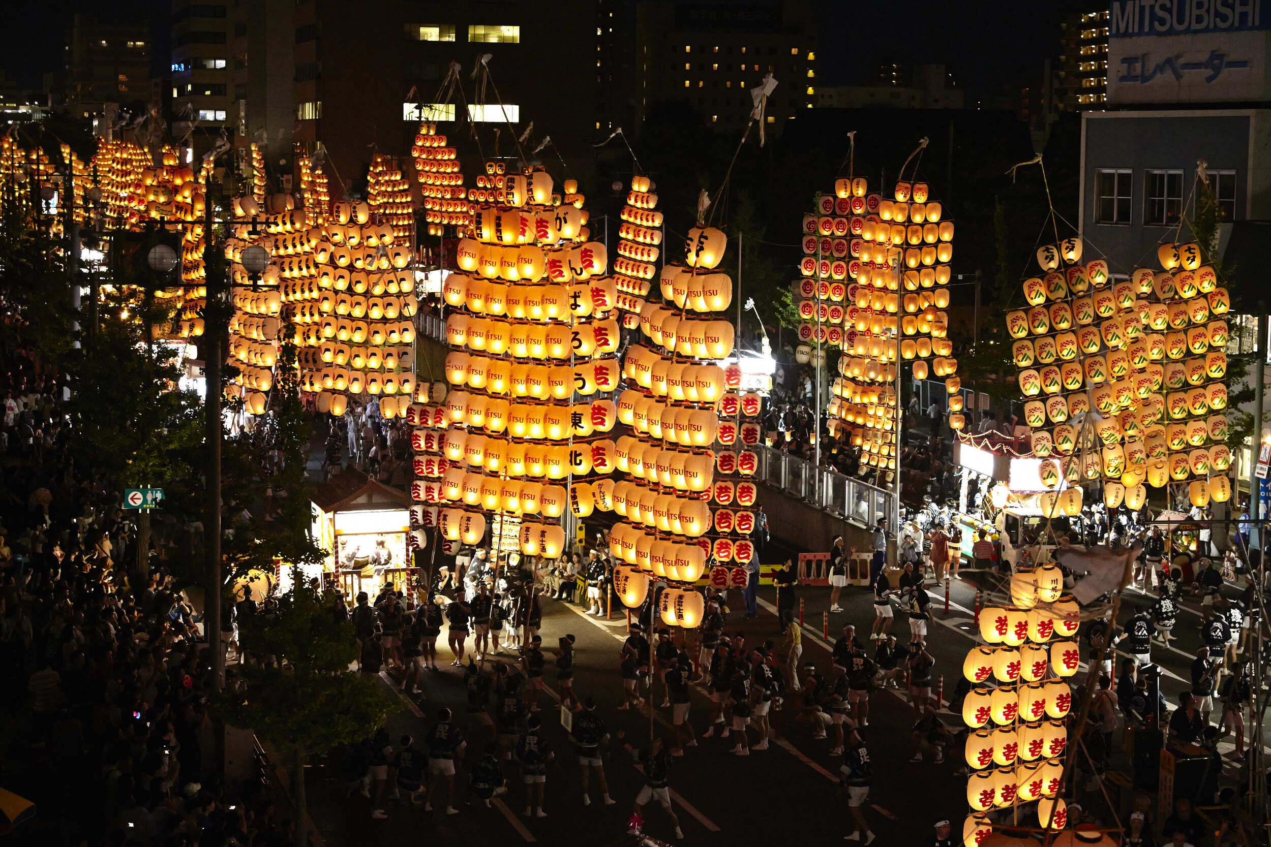 秋田竿燈祭 (每年8/3~8/6)